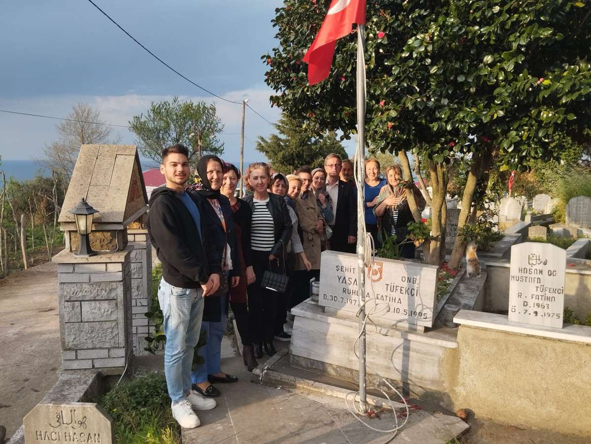 “Bayrakları bayrak yapan üstündeki kandır. Toprak eğer uğrunda ölen varsa vatandır”