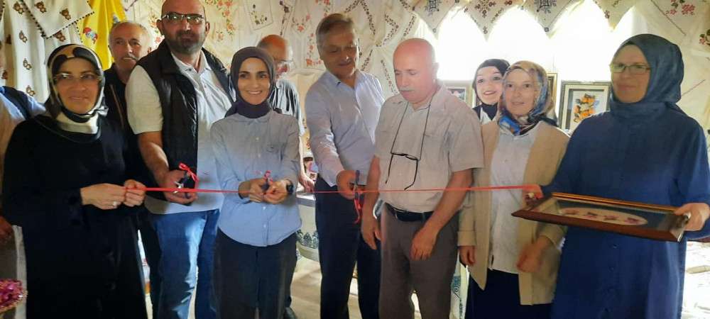 İSMAİLBEYLİ KÖYÜ EL SANATLARI SERGİSİ, GÖSTERİLEN YOĞUN İLGİYLE AÇILDI 