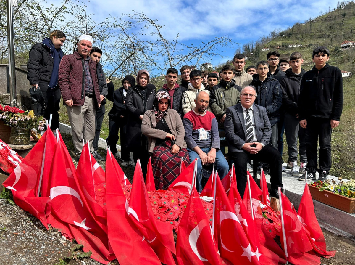 Öğrenciler Şehit Piyade Uzman Çavuş Ahmet Köroğlu'nun Mezarını Ziyaret Etti!...