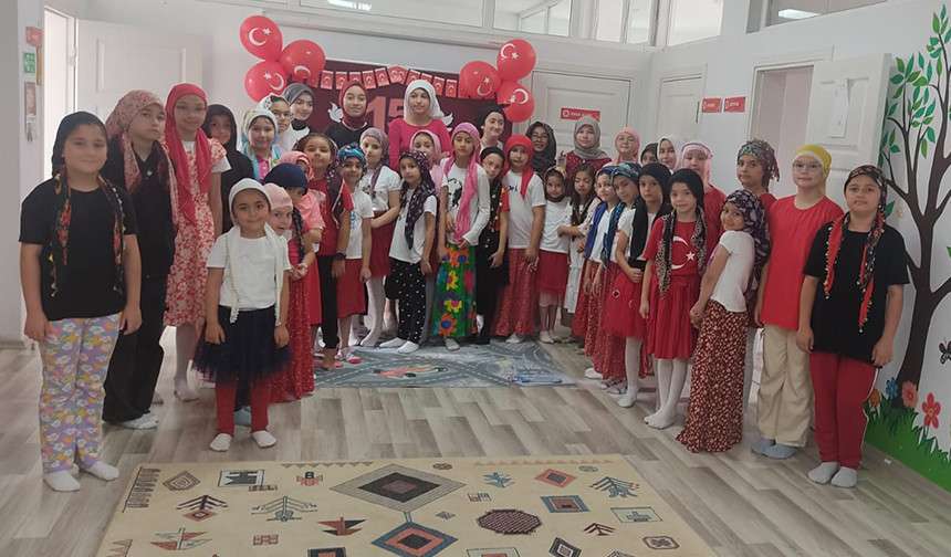 Yaz Kur’an kursu öğrencileri, 15 Temmuz şehitlerini dualarla andı